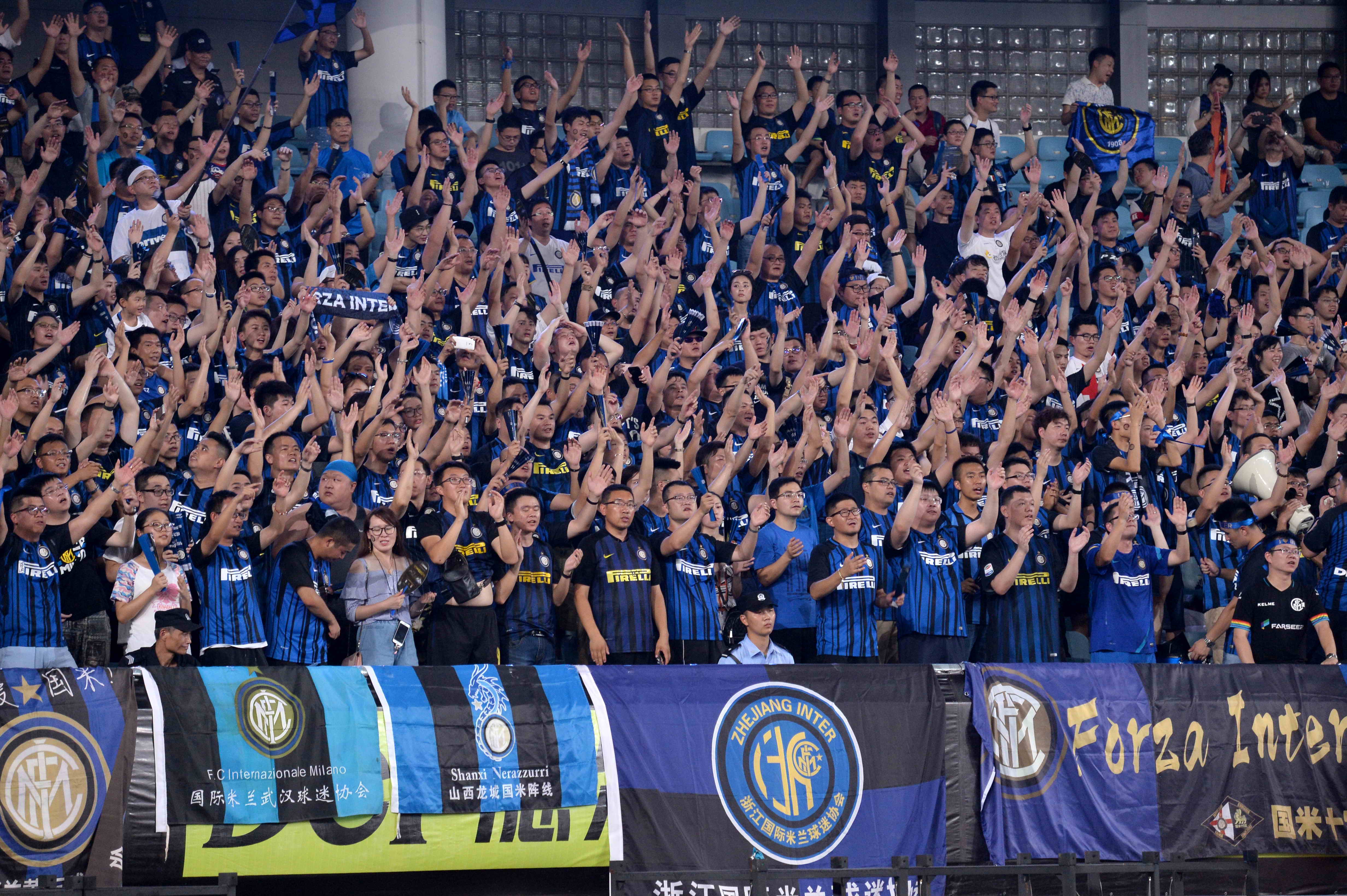 她在抓举 她在抓举