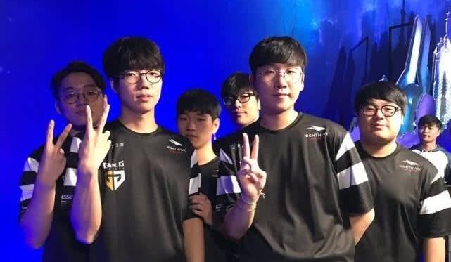 球员都经过 球员都经过